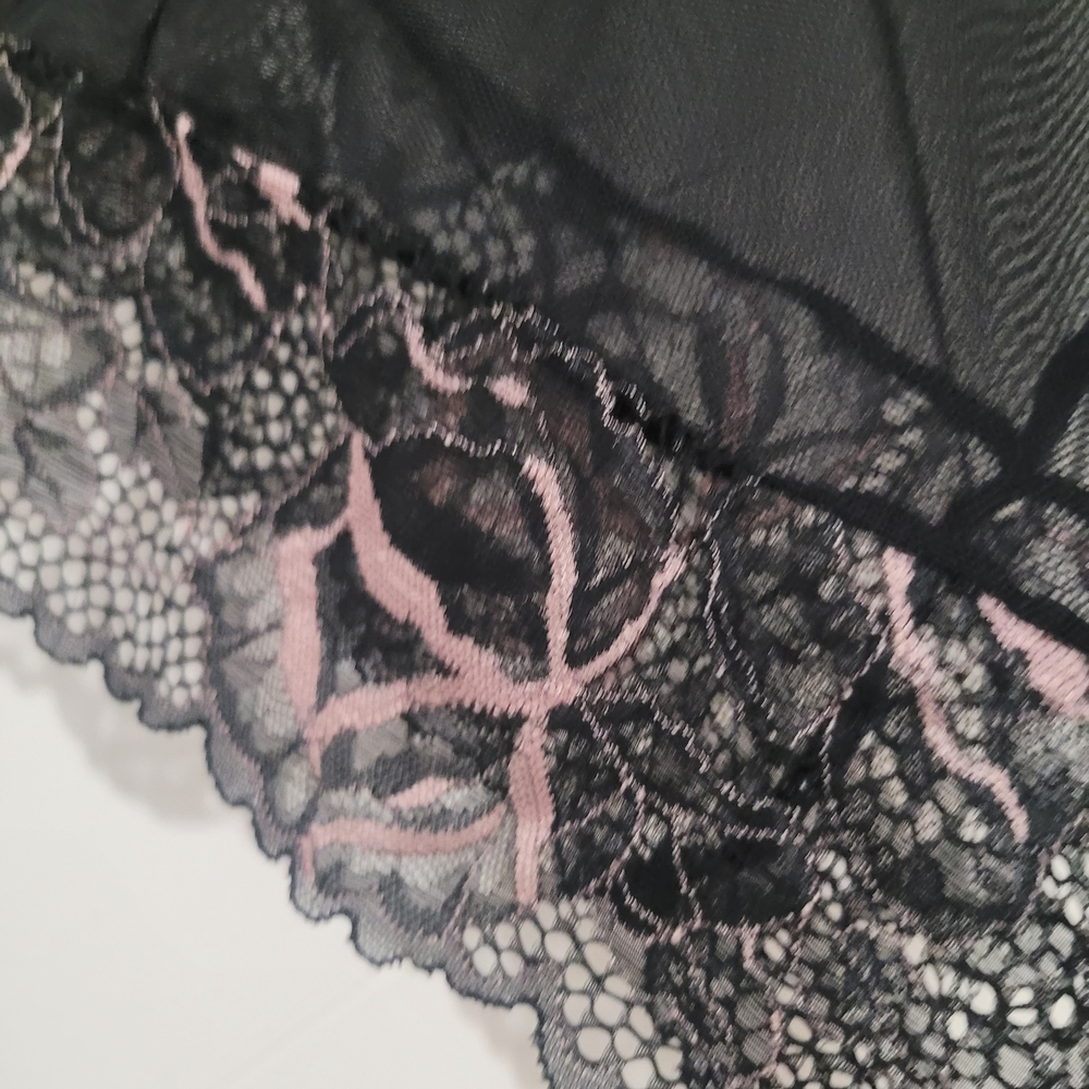 La Vie En Rose Scalloped Black and Pink Lace Nightie - Picture 3 of 6